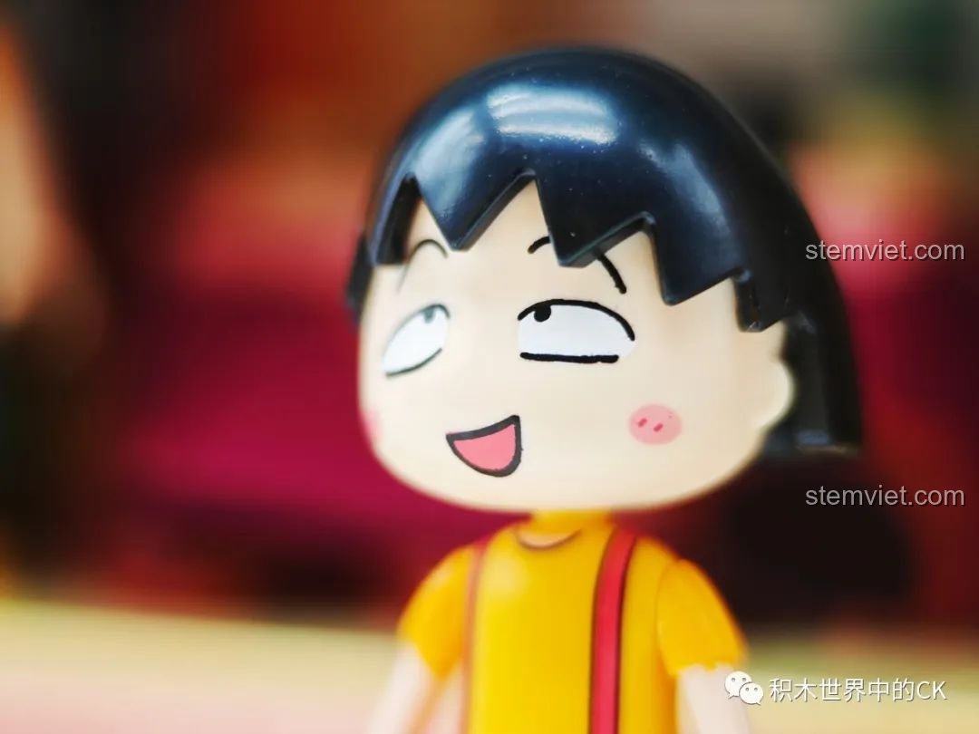 Cận cảnh biểu cảm hài hước của nhân vật Maruko trong bộ lắp ghép Wekki 516413 Phòng khách của Maruko.