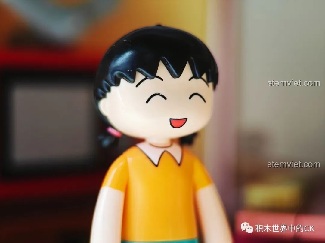 Cận cảnh nụ cười tươi tắn của nhân vật Maruko trong bộ lắp ghép Wekki 516413 Phòng khách của Maruko.