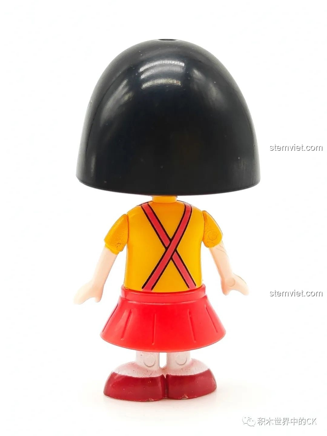 Mặt sau nhân vật Maruko trong bộ lắp ghép Wekki 516413 Phòng khách của Maruko, chi tiết trang phục.