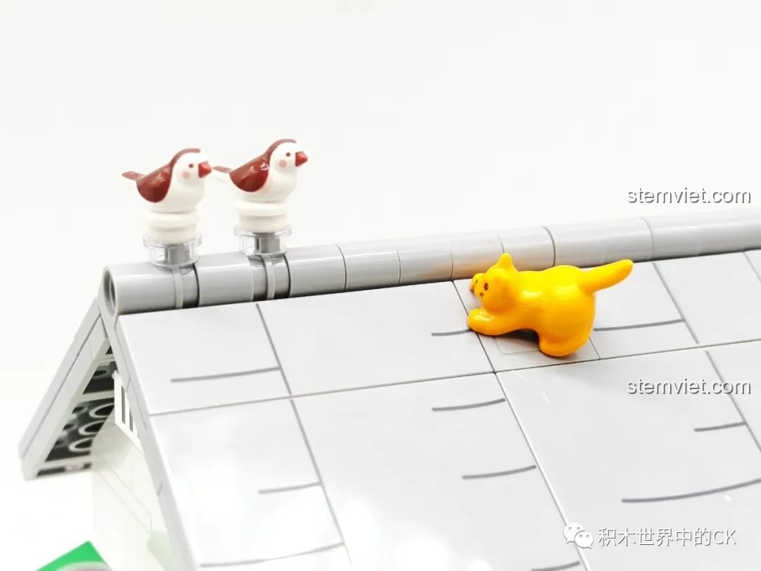 Chú mèo vàng và hai chú chim trên mái nhà của mô hình Wekki 516413 Phòng khách của Maruko.