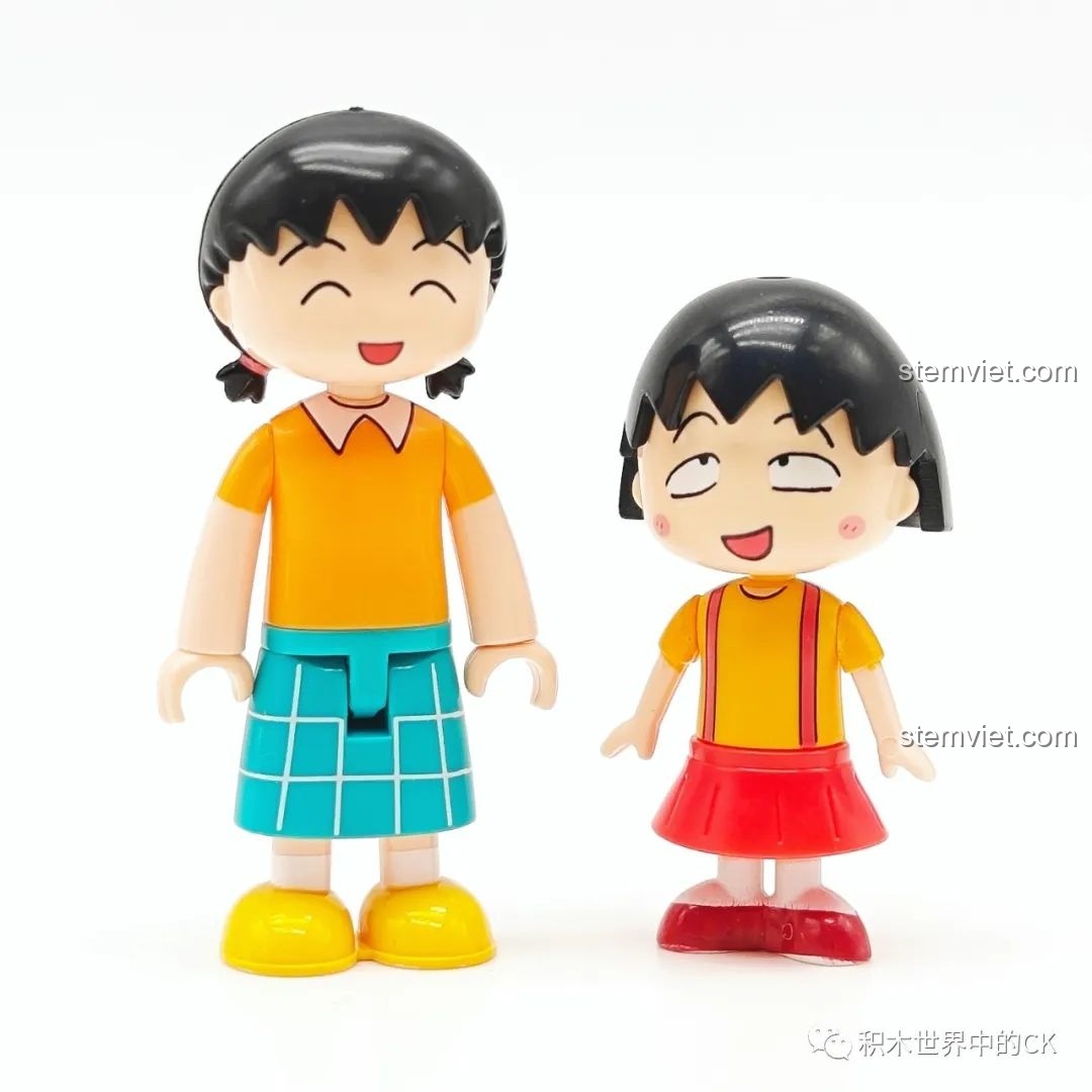 Hai nhân vật Maruko và chị Saki trong bộ lắp ghép Wekki 516413 Phòng khách của Maruko, với thiết kế đáng yêu.