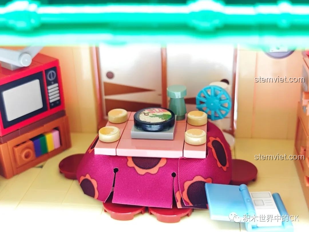 Chi tiết bàn Kotatsu và nồi lẩu trong phòng khách của mô hình Wekki 516413 Phòng khách của Maruko.