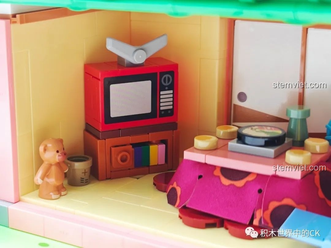 Chi tiết nội thất TV và gấu bông trong phòng khách của mô hình Wekki 516413 Phòng khách của Maruko.