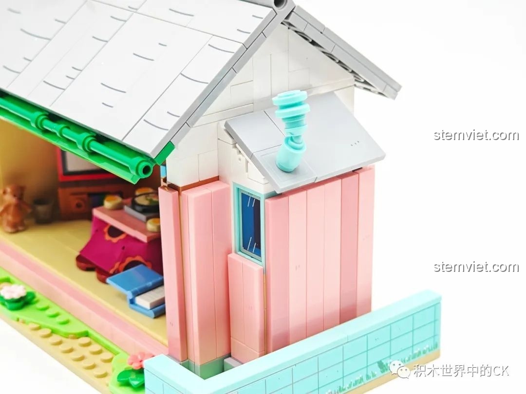 Chi tiết ống khói màu xanh ngọc bích trên mái nhà của mô hình Wekki 516413 Phòng khách của Maruko.