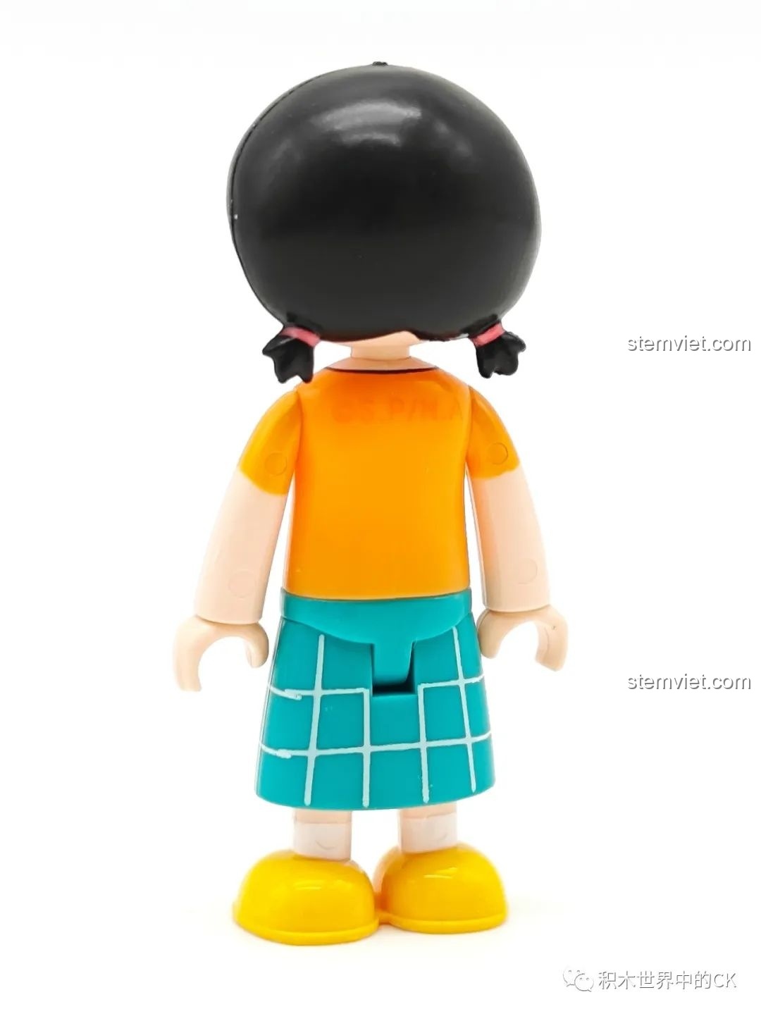 Mặt sau nhân vật Sakura Saki trong bộ lắp ghép Wekki 516413 Phòng khách của Maruko, chi tiết trang phục.