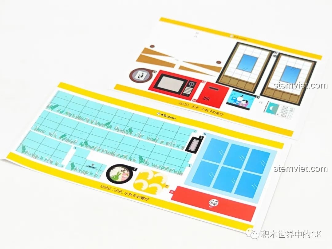 Tấm sticker trang trí cho bộ lắp ghép Wekki 516413 Phòng khách của Maruko, với các chi tiết cửa sổ và TV.