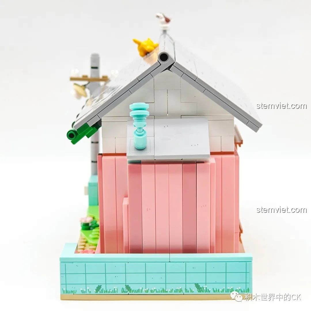 Mặt bên của mô hình bộ lắp ghép Wekki 516413 Phòng khách của Maruko, với màu sắc tươi sáng.