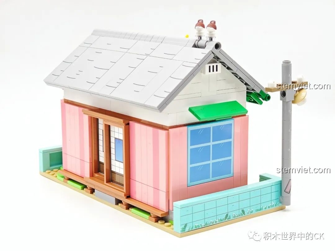 Mô hình hoàn chỉnh của bộ lắp ghép Wekki 516413 Phòng khách của Maruko, nhìn từ góc cột điện.