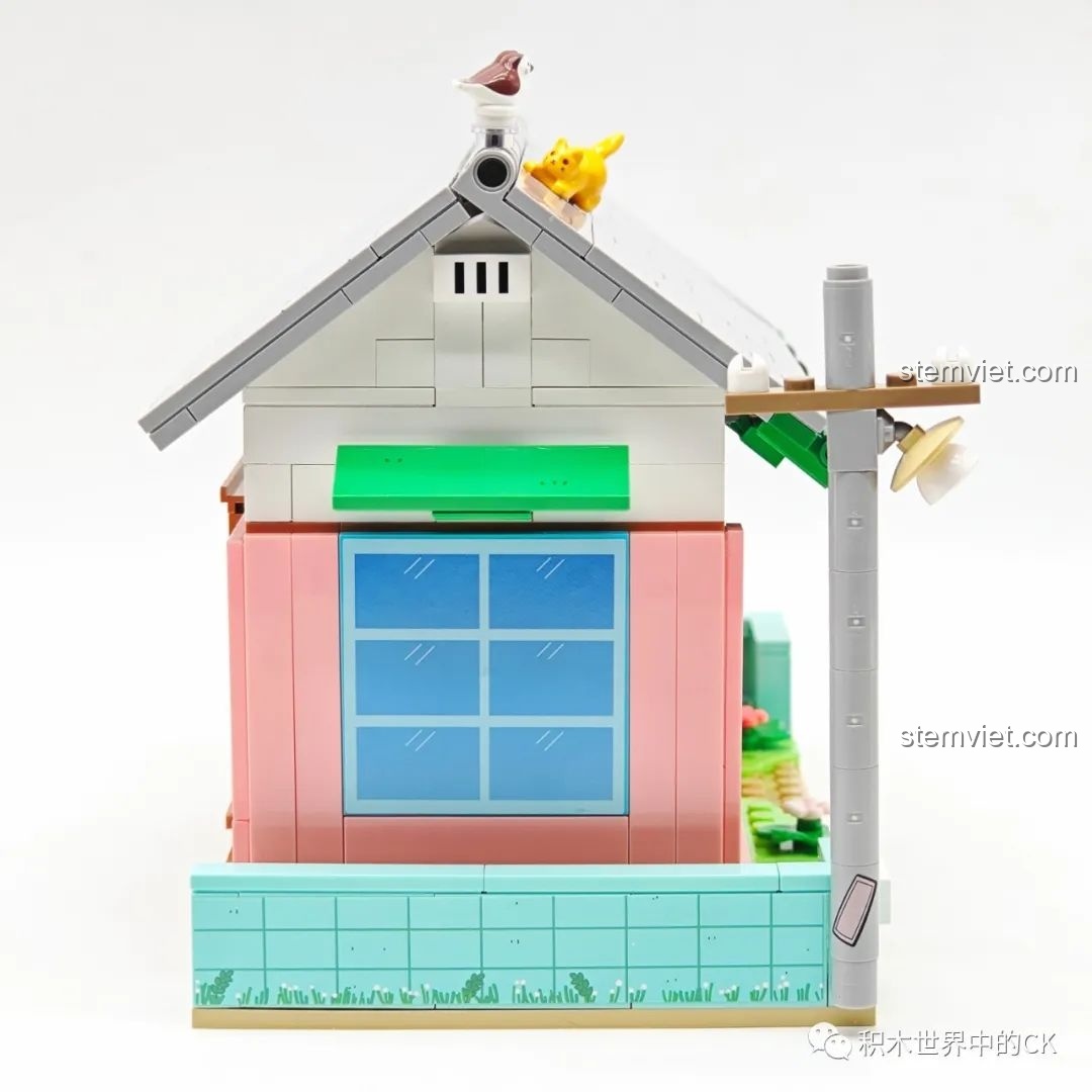 Mặt bên của mô hình bộ lắp ghép Wekki 516413 Phòng khách của Maruko, với cửa sổ và hàng rào.