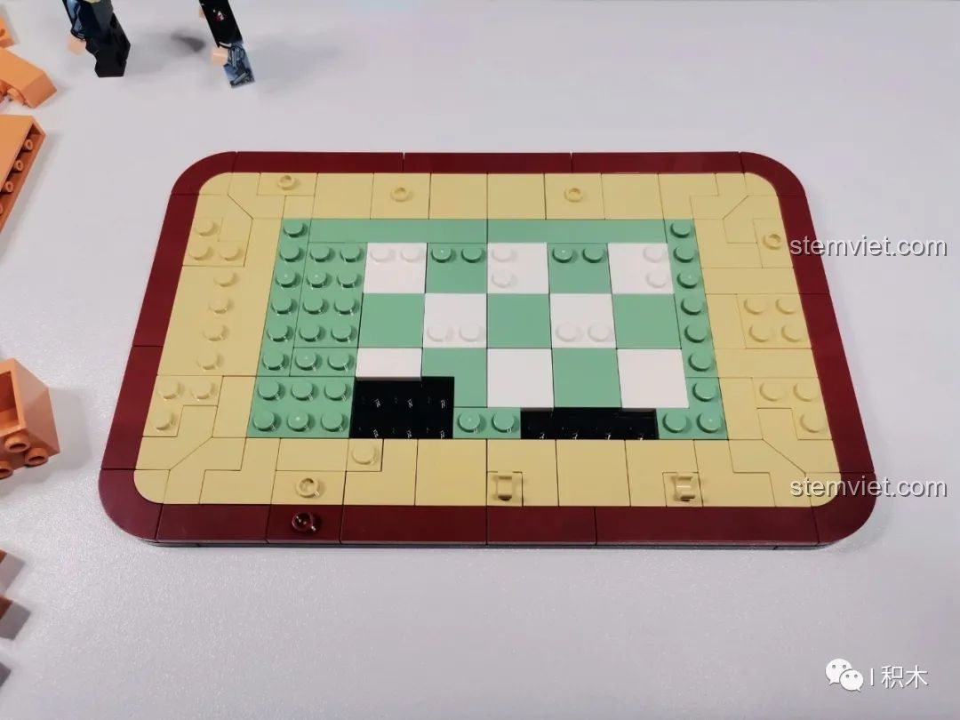 Bước đầu tiên lắp ráp bộ BrickCool KS001 Quán Cà Phê Cyberpunk, xây dựng phần đế với các mảnh ghép.