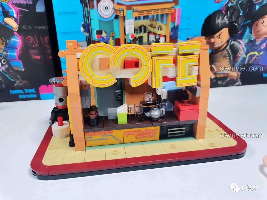 Biển hiệu 'COFE' của bộ lắp ráp BrickCool KS001 Quán Cà Phê Cyberpunk phát sáng màu đỏ rực rỡ.