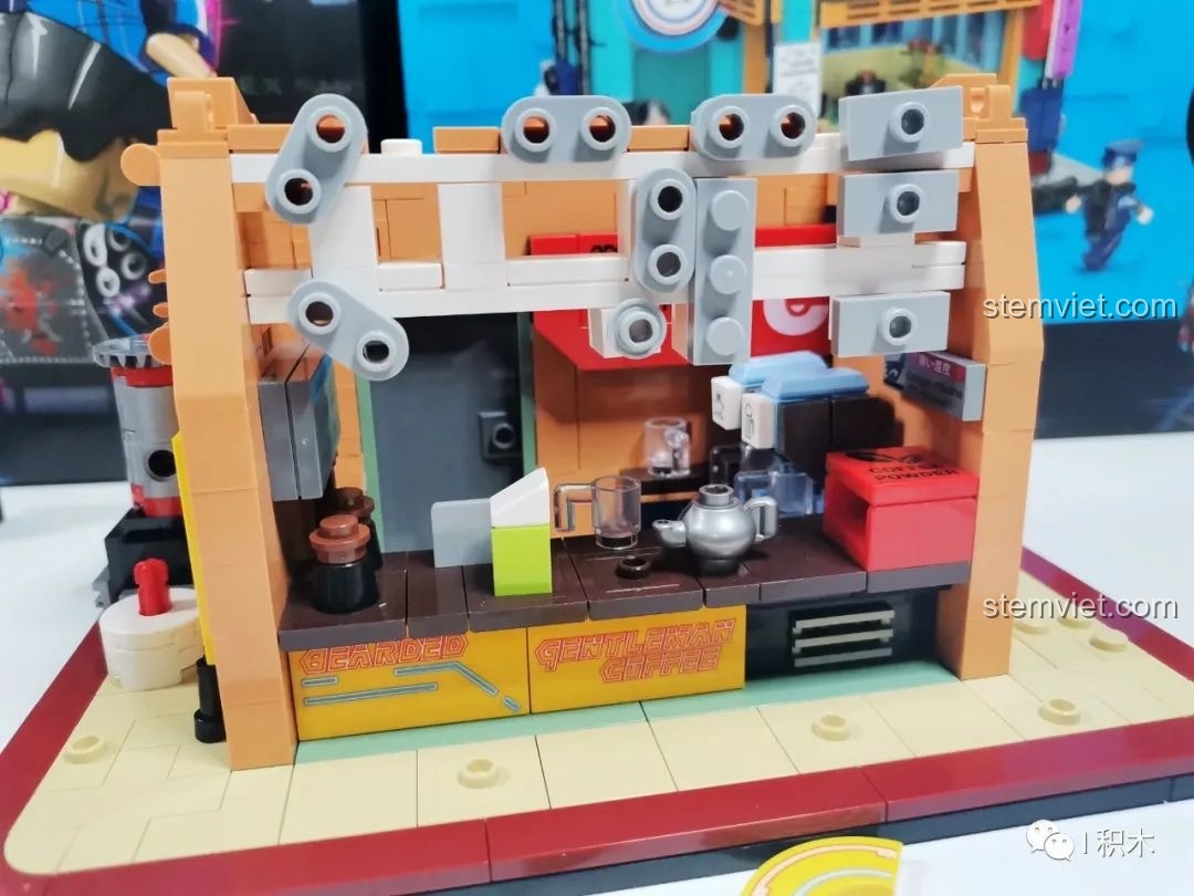 Biển hiệu 'COFE' đã lắp hoàn chỉnh trên mô hình BrickCool KS001 Quán Cà Phê Cyberpunk, chưa bật đèn.