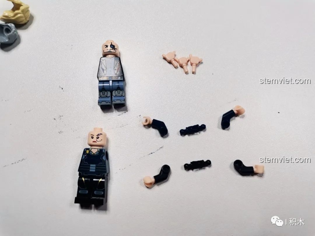 Các bộ phận rời của hai minifigures đi kèm bộ lắp ráp BrickCool KS001 Quán Cà Phê Cyberpunk trước khi lắp ráp.