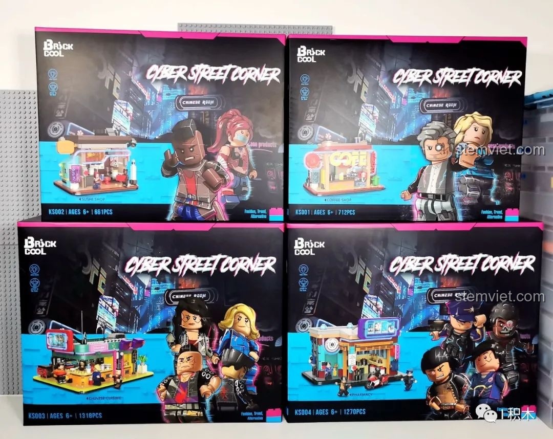 Bốn hộp đồ chơi lắp ráp BrickCool Cyber Street Corner với hình ảnh chi tiết các mô hình quán cà phê, sushi, nhà thuốc, nhà hàng Trung Quốc.