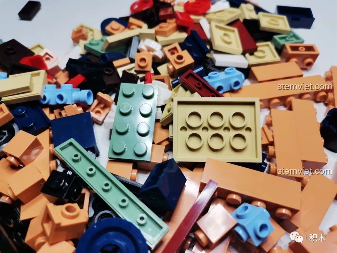 Cận cảnh các mảnh ghép nhỏ của bộ lắp ráp BrickCool KS001 Quán Cà Phê Cyberpunk, cho thấy độ hoàn thiện tốt.