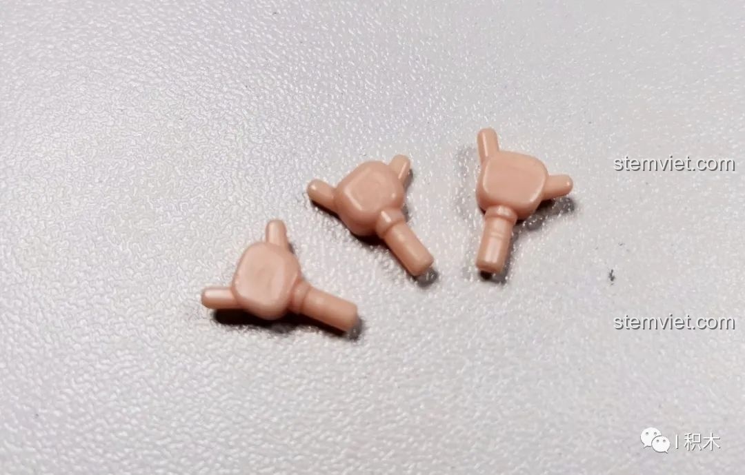 Cận cảnh các chi tiết tay người nhỏ của bộ lắp ráp BrickCool KS001 Quán Cà Phê Cyberpunk, thiết kế độc đáo.