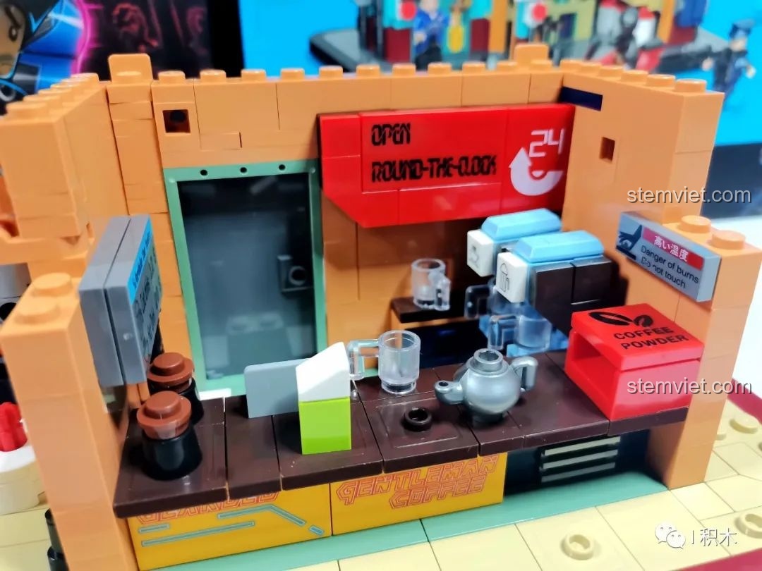 Cấu trúc bên trong của biển hiệu neon 'COFE' từ bộ lắp ráp BrickCool KS001 Quán Cà Phê Cyberpunk.