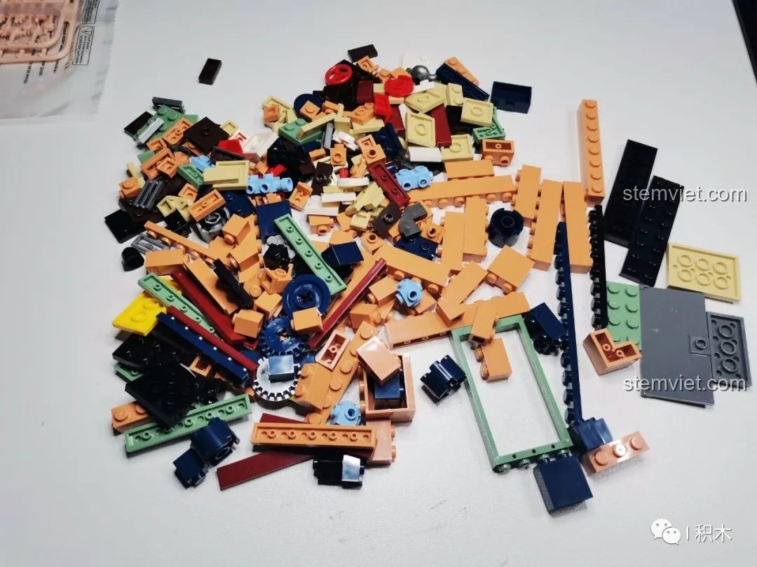 Cận cảnh các mảnh ghép của bộ lắp ráp BrickCool KS001 Quán Cà Phê Cyberpunk, cho thấy chất lượng nhựa và màu sắc.