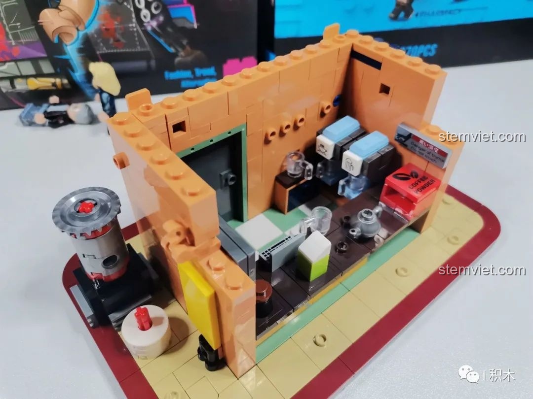 Chi tiết phát sáng (đèn LED) đi kèm bộ lắp ráp BrickCool KS001 Quán Cà Phê Cyberpunk, tạo hiệu ứng neon.