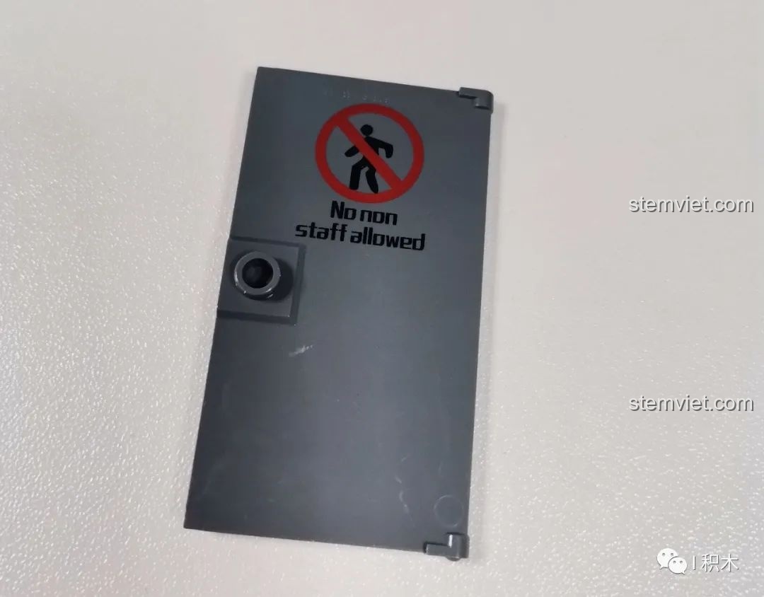 Cửa ra vào được in ấn chi tiết với biển báo 'No non staff allowed' của bộ lắp ráp BrickCool KS001 Quán Cà Phê.
