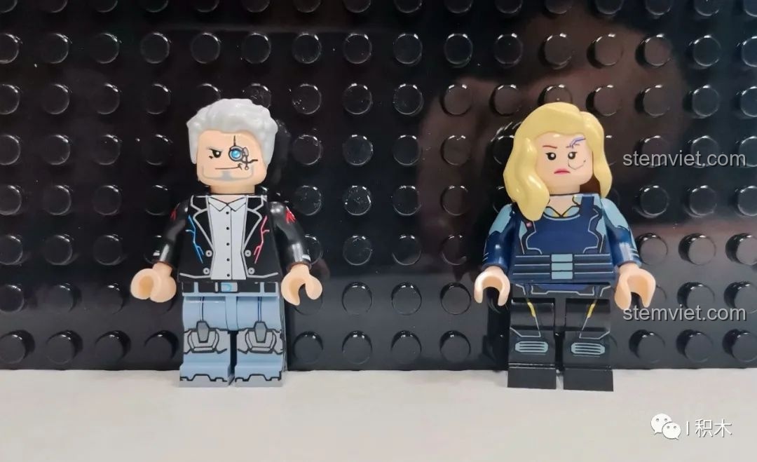 Hai minifigures đã lắp ráp hoàn chỉnh từ bộ đồ chơi BrickCool KS001 Quán Cà Phê Góc Phố Cyberpunk, thiết kế độc đáo.