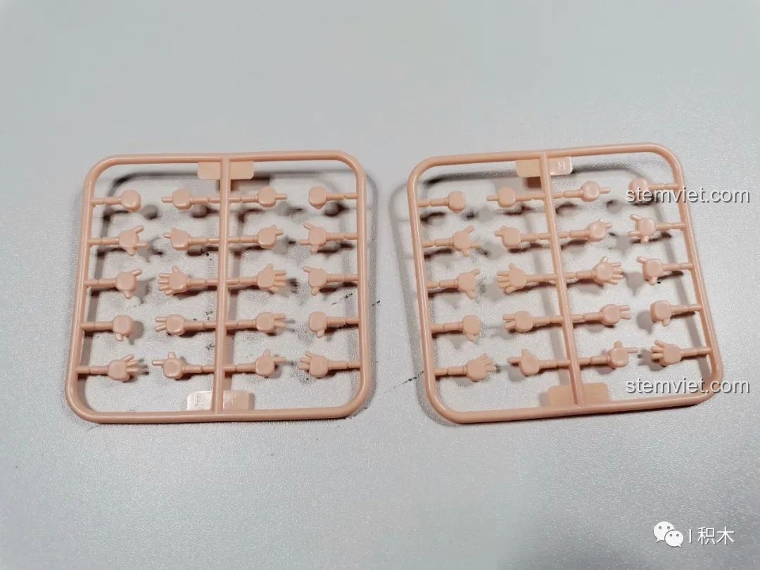 Hai vỉ tay người với nhiều kiểu dáng khác nhau đi kèm bộ lắp ráp BrickCool KS001 Quán Cà Phê Cyberpunk.