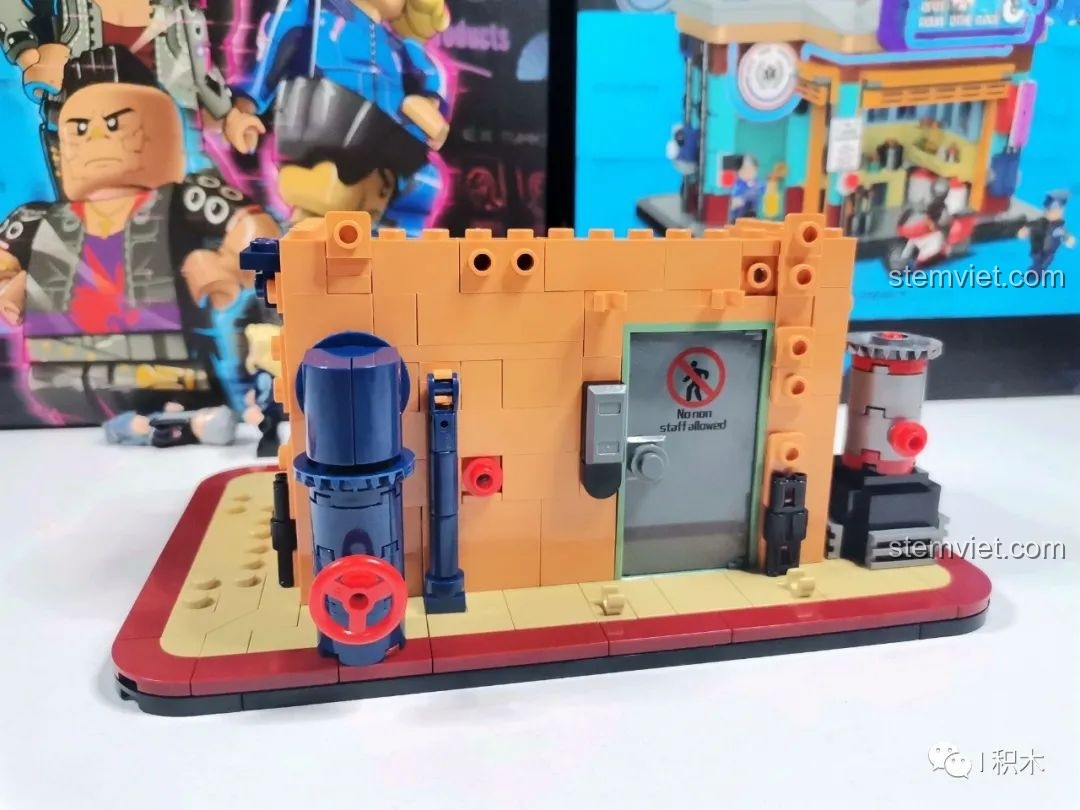 Góc nhìn chi tiết hơn về mặt sau của mô hình quán cà phê BrickCool KS001 sau khi hoàn thành gói lắp ráp số 1.