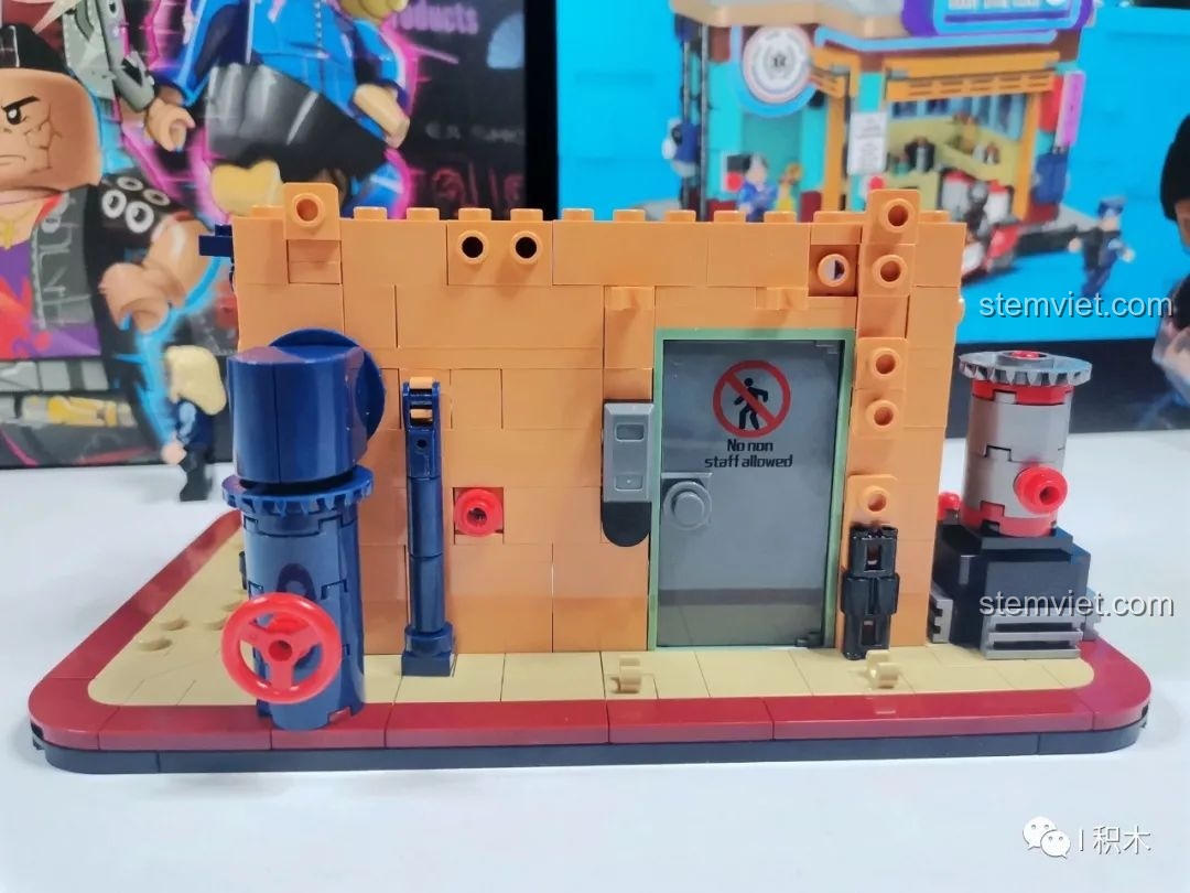 Góc nhìn khác của mặt sau mô hình quán cà phê BrickCool KS001 sau khi hoàn thành gói lắp ráp số 1.
