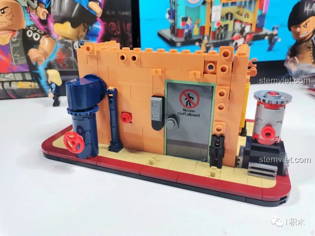 Mặt sau của mô hình quán cà phê BrickCool KS001 sau khi hoàn thành gói lắp ráp số 1, với các chi tiết ống nước.