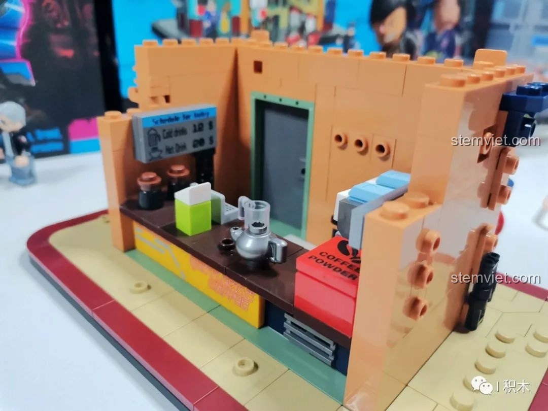 Góc nhìn khác của mặt trước mô hình quán cà phê BrickCool KS001 sau khi hoàn thành gói lắp ráp số 1.