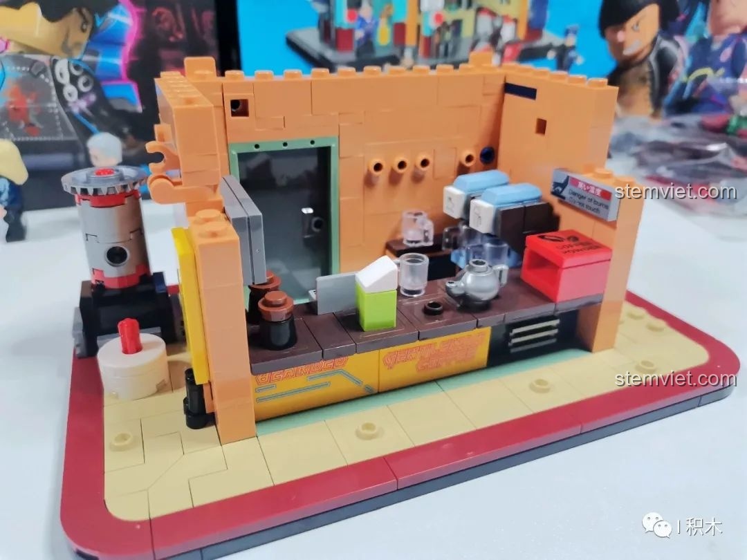 Mặt trước của mô hình quán cà phê BrickCool KS001 sau khi hoàn thành gói lắp ráp số 1, lộ rõ cấu trúc.