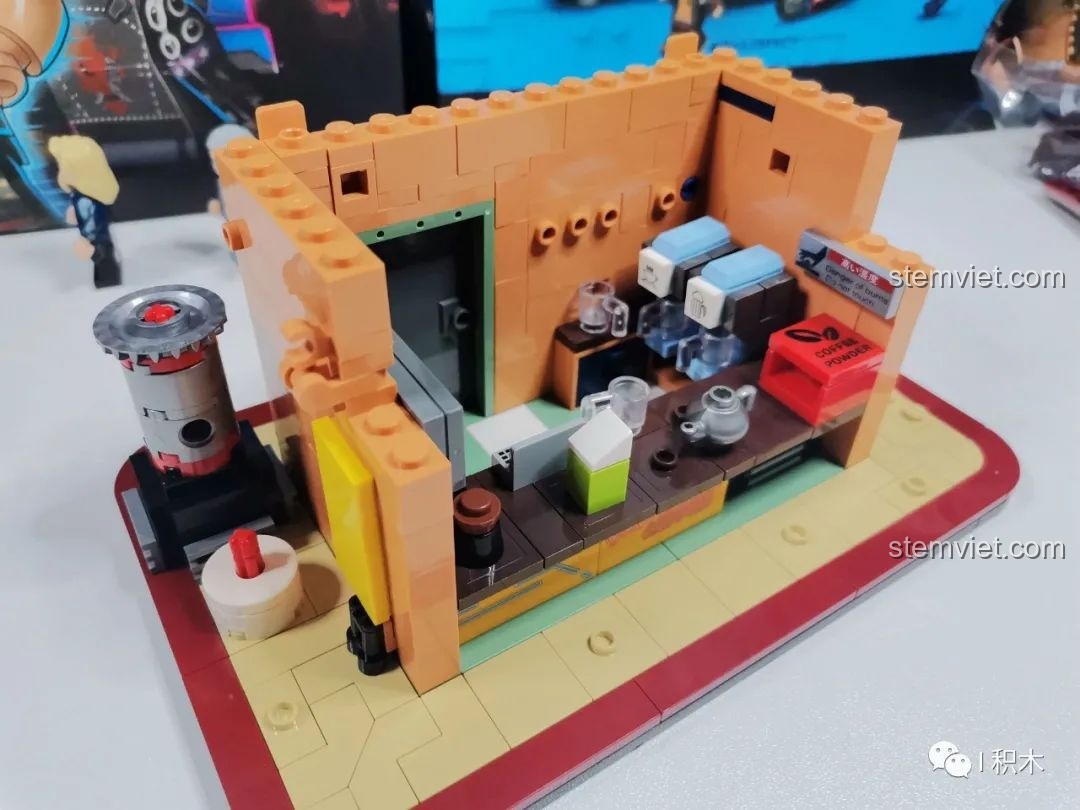 Góc nhìn từ trên xuống của mô hình quán cà phê BrickCool KS001 sau khi hoàn thành gói lắp ráp số 1.