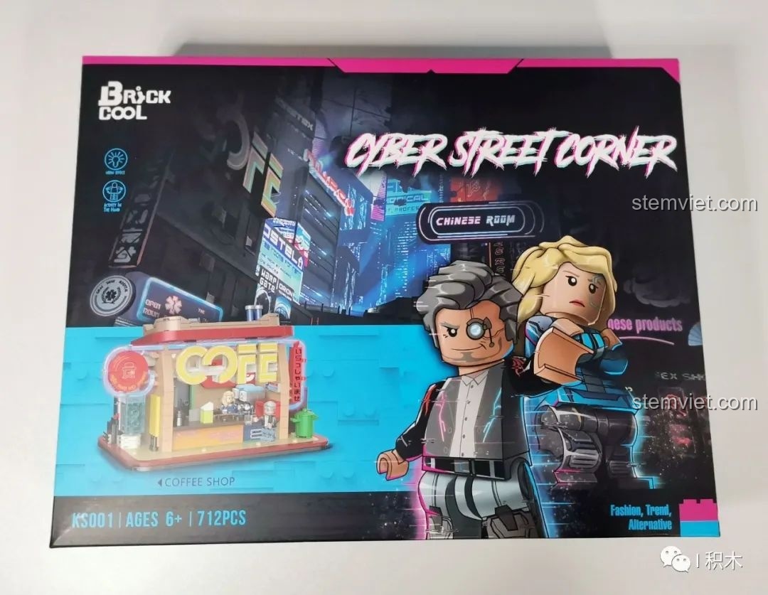 Hộp đồ chơi lắp ráp BrickCool KS001 Quán Cà Phê Góc Phố Cyberpunk, hiển thị số chi tiết 712 và độ tuổi 6+.