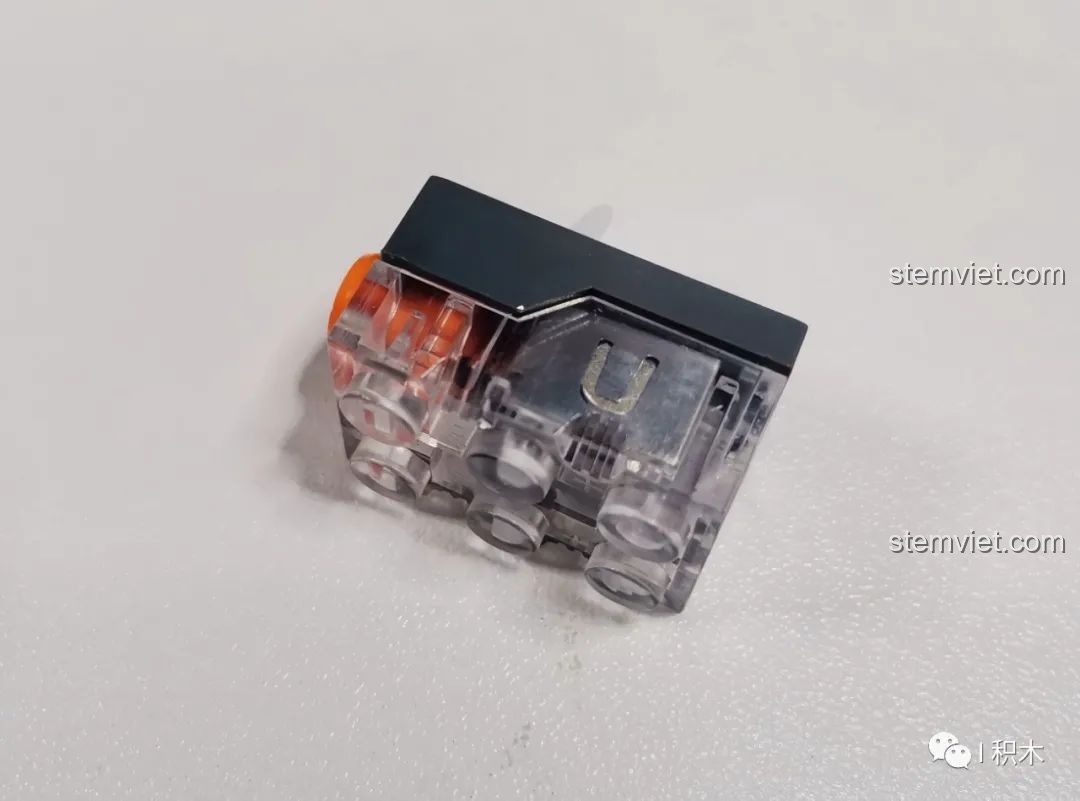 Lắp đặt biển hiệu neon 'COFE' vào mô hình quán cà phê BrickCool KS001, chuẩn bị cho hiệu ứng ánh sáng.