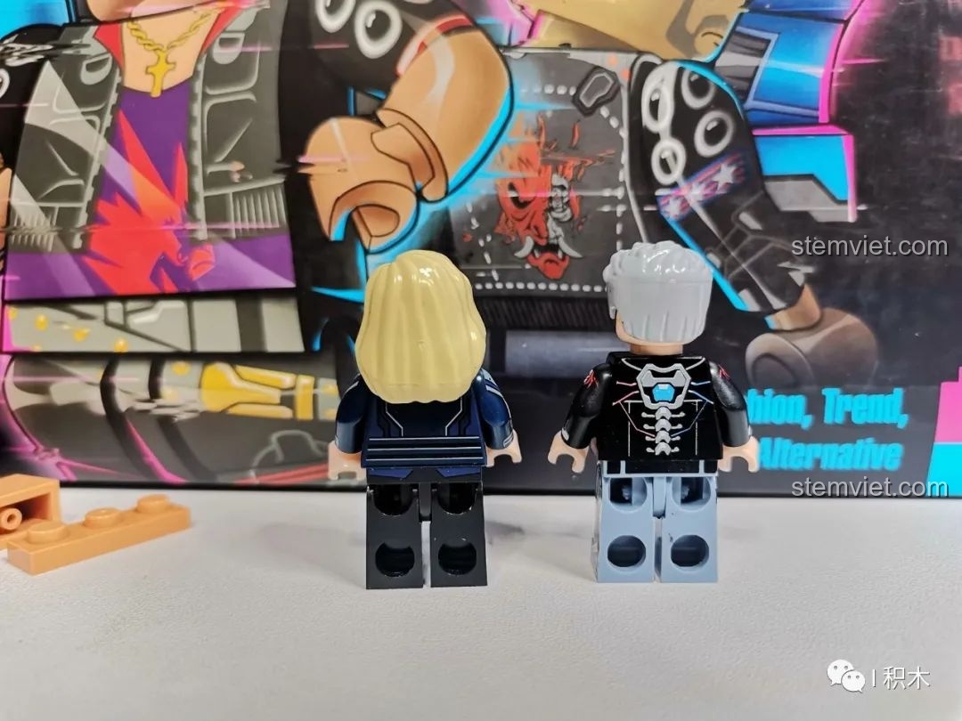 Phần lưng của hai minifigures từ bộ lắp ráp BrickCool KS001 Quán Cà Phê Cyberpunk, có chi tiết cơ khí ngoại xương.