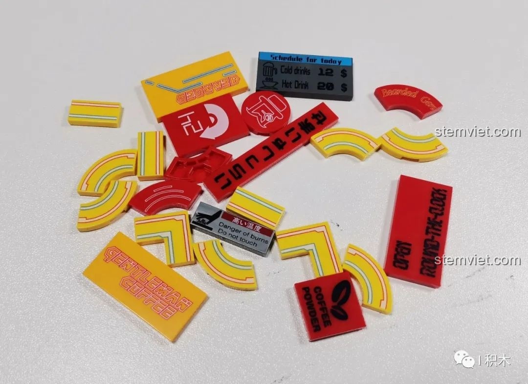 Các mảnh ghép được in ấn chi tiết của bộ lắp ráp BrickCool KS001 Quán Cà Phê Cyberpunk, không dùng decal dán.