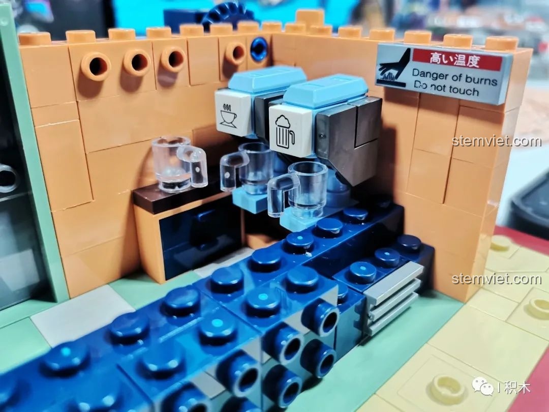 Chi tiết máy pha cà phê và bia bên trong quán từ bộ lắp ráp BrickCool KS001 Quán Cà Phê Cyberpunk.