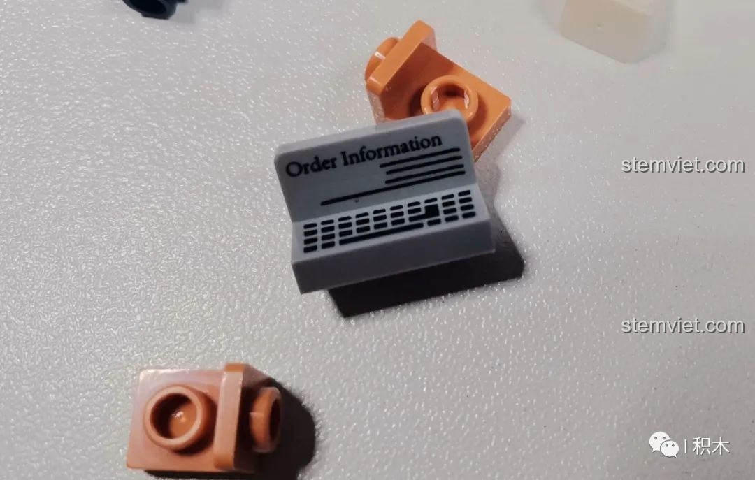 Mảnh ghép máy tính được in ấn chi tiết với thông tin đặt hàng của bộ lắp ráp BrickCool KS001 Quán Cà Phê.