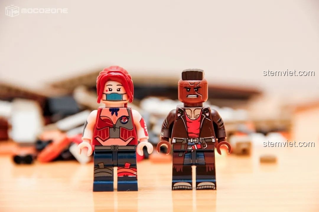 Hai nhân vật minifigure với trang phục và kiểu tóc cá tính, thể hiện phong cách Cyberpunk rõ nét, đi kèm đồ chơi lắp ráp BrickCool KS001.