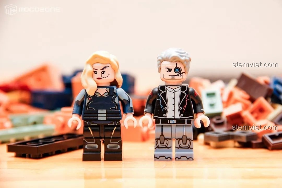 Hai nhân vật minifigure khác với thiết kế chi tiết, một người có mắt điện tử, tăng thêm vẻ 'ngầu' cho bộ lắp ráp BrickCool KS001.