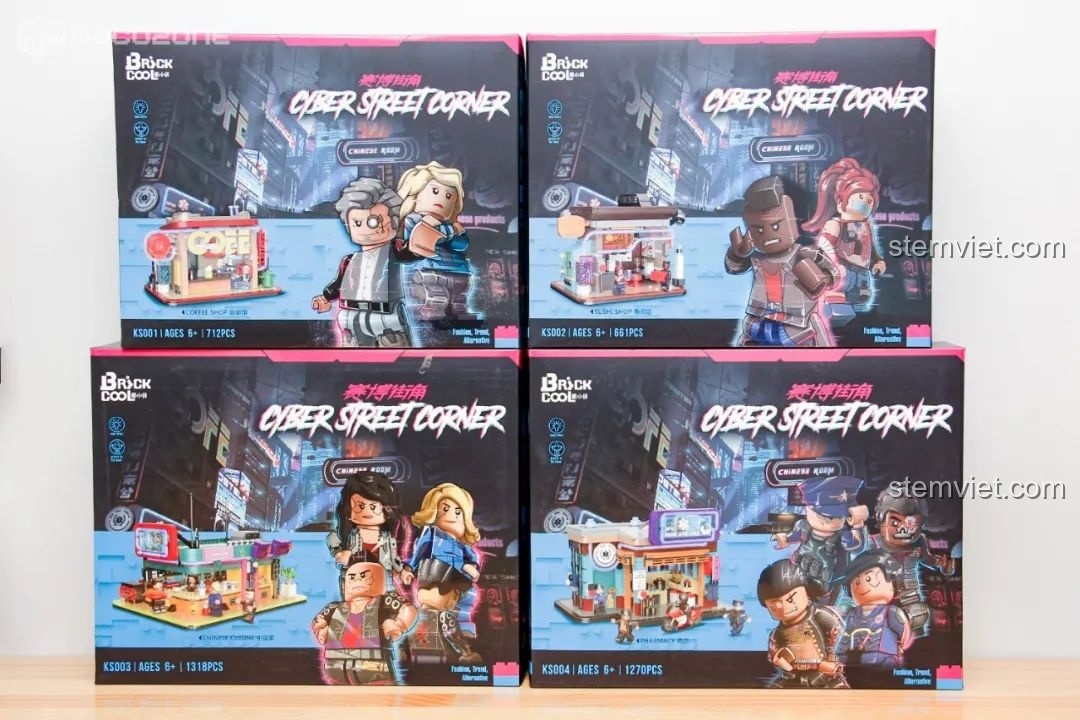 Bốn hộp bộ lắp ráp Cyber Street Corner của BrickCool, mỗi hộp là một góc phố Cyberpunk độc đáo, thuộc series đồ chơi lắp ráp.