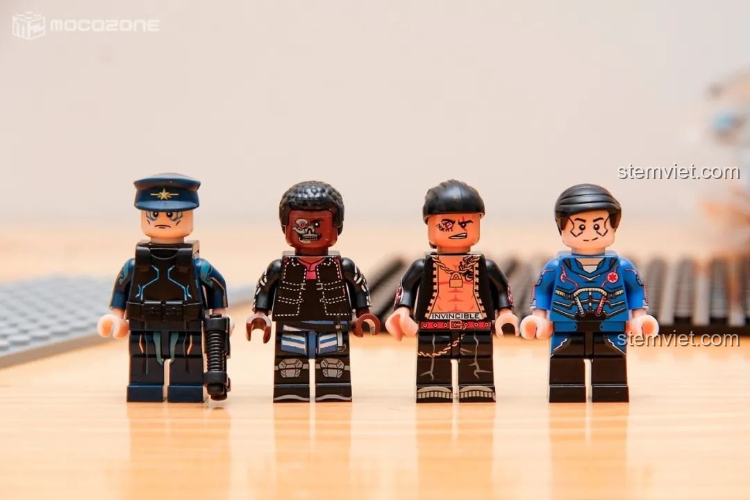 Bốn nhân vật minifigure với các vai trò khác nhau trong thế giới Cyberpunk, từ cảnh sát đến người dân thường, đi kèm đồ chơi lắp ráp BrickCool KS001.