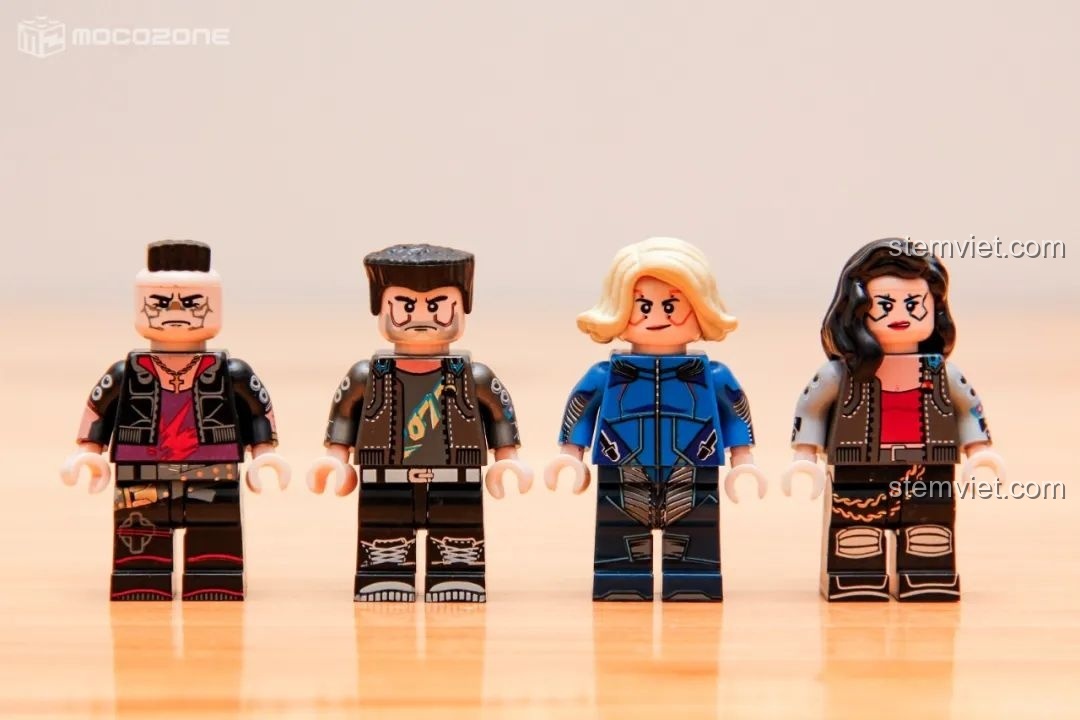 Bốn nhân vật minifigure với thiết kế đậm chất Cyberpunk, trang phục và phụ kiện độc đáo, đi kèm bộ lắp ráp BrickCool KS001.