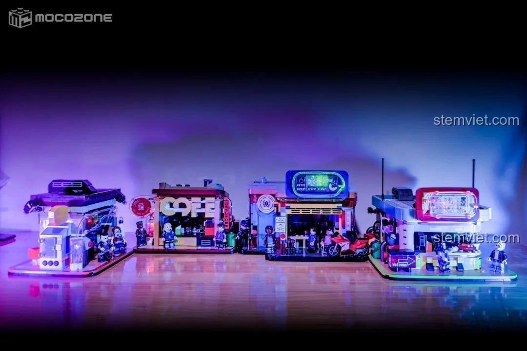 Bốn mô hình Cyber Street Corner của BrickCool KS001 được trưng bày trong ánh sáng yếu, nổi bật với hiệu ứng đèn LED rực rỡ, tạo không khí Cyberpunk.