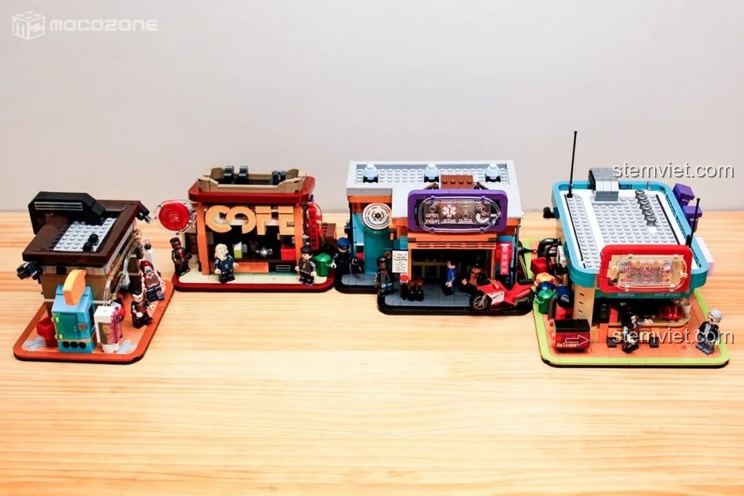 Toàn cảnh bốn mô hình Cyber Street Corner của BrickCool KS001 được lắp ráp hoàn chỉnh, trưng bày cùng nhau trên bàn, tạo thành một khu phố Cyberpunk.