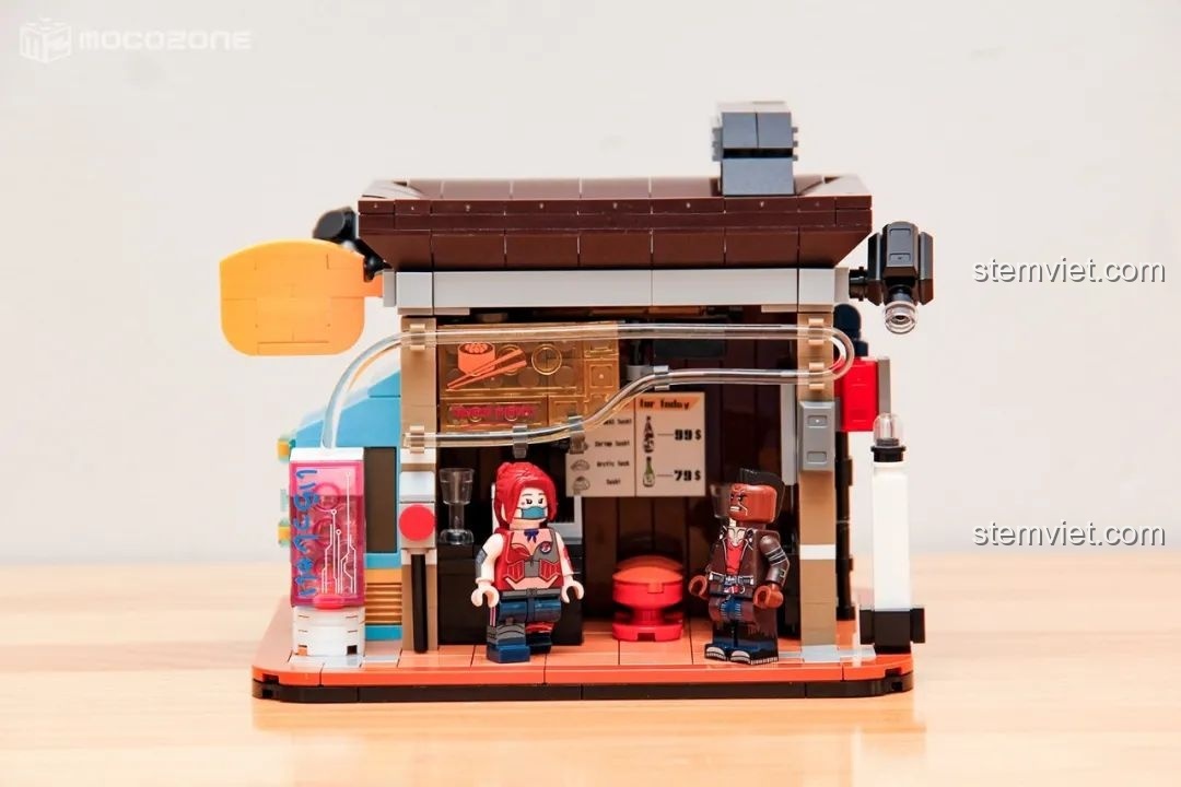 Góc nhìn cận cảnh bốn mô hình Cyber Street Corner của BrickCool KS001 đã hoàn thành, cho thấy sự đa dạng trong thiết kế và chi tiết của đồ chơi lắp ráp.