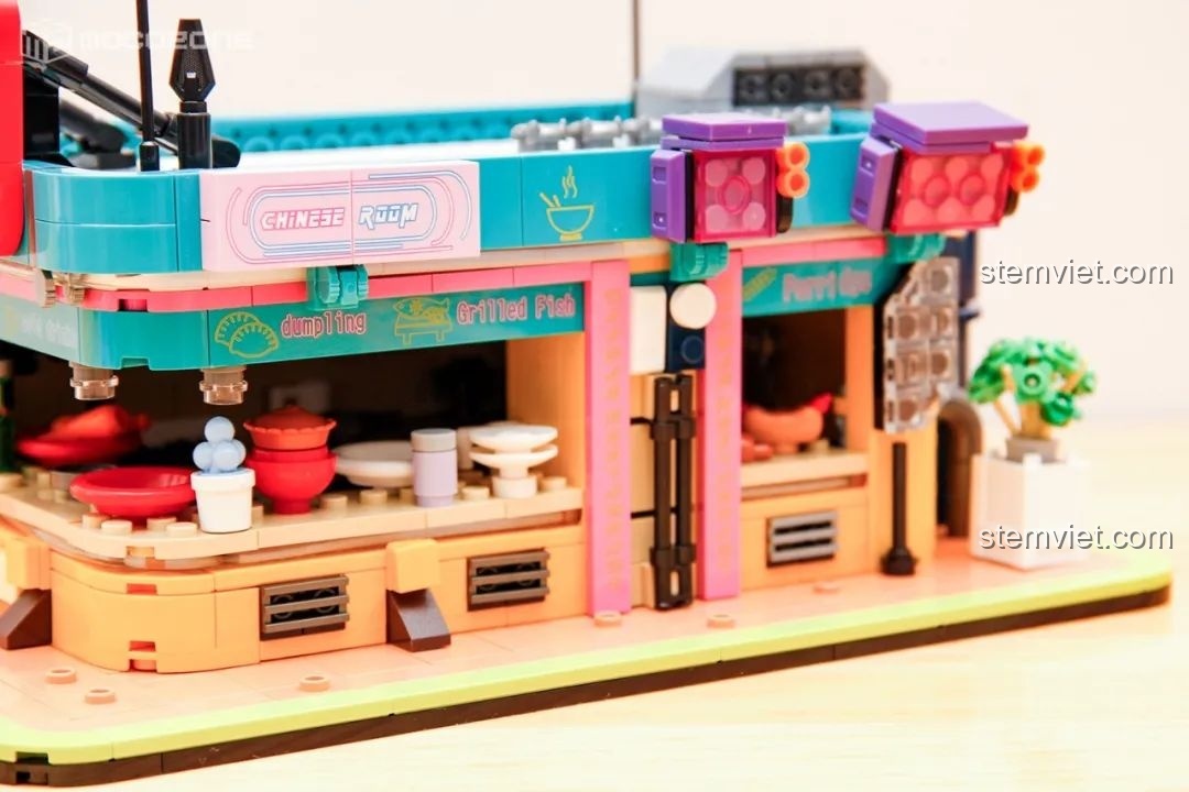 Toàn cảnh bốn mô hình Cyber Street Corner của BrickCool KS001 được lắp ráp hoàn chỉnh, trưng bày cùng nhau trên bàn, tạo thành một khu phố Cyberpunk.