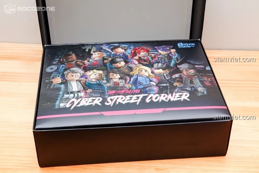 Lớp bìa phụ bên trong hộp bộ lắp ráp BrickCool KS001 Quán Cà Phê Cyberpunk, với hình ảnh các nhân vật minifigure, tạo cảm giác cao cấp.