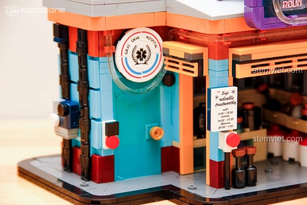 Góc nhìn cận cảnh biển hiệu đèn LED trên mô hình phòng khám BrickCool KS001, với biểu tượng y tế và chữ 'OPEN ROUND THE CLOCK', chi tiết độc đáo.