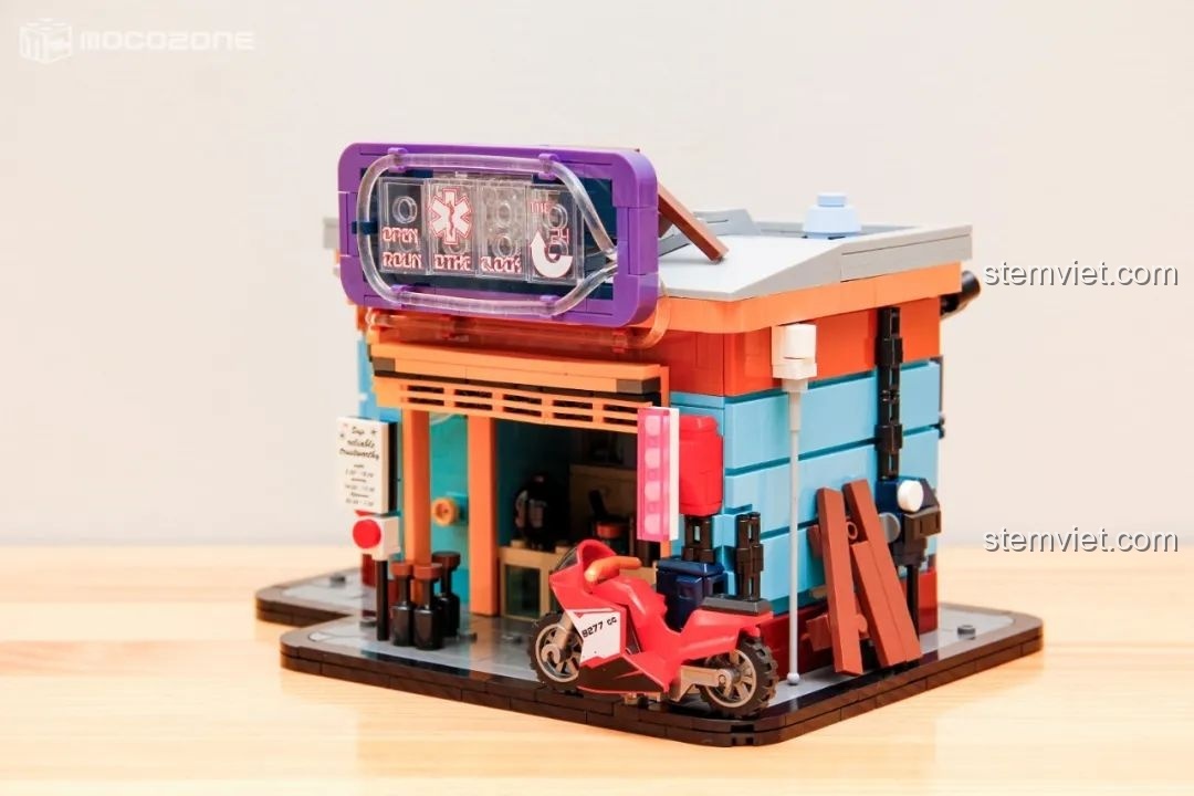 Mặt trước của mô hình quán cà phê BrickCool KS001, với nhân vật minifigure và biển hiệu 'COFFEE' lớn, tạo điểm nhấn cho đồ chơi lắp ráp.